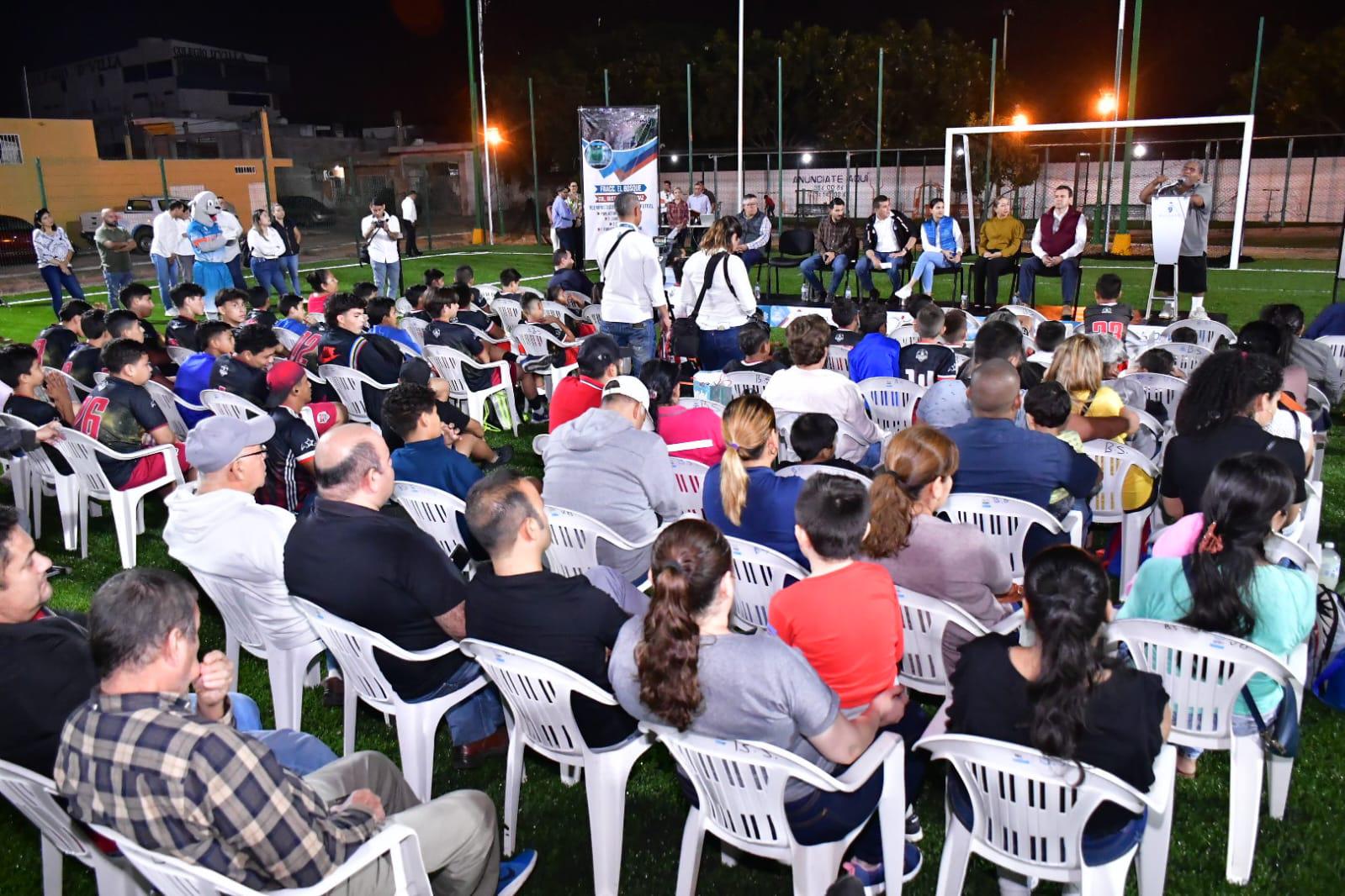 $!Rehabilitan campo de futbol de la Colonia Francisco Villa