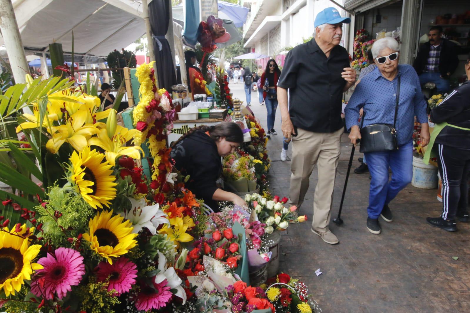 $!#Fotos | Inundan calles de Culiacán corazones y peluches previo al Día del Amor y la Amistad