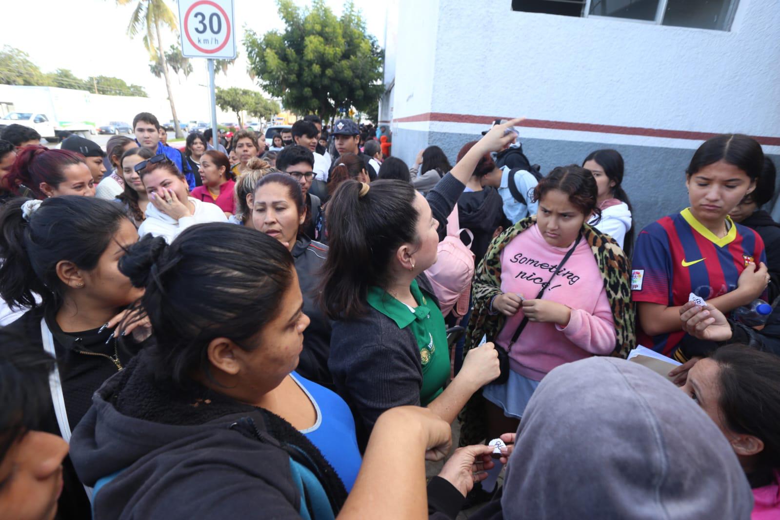 $!Prevalece caos en Mazatlán para los trámites de la beca Benito Juárez