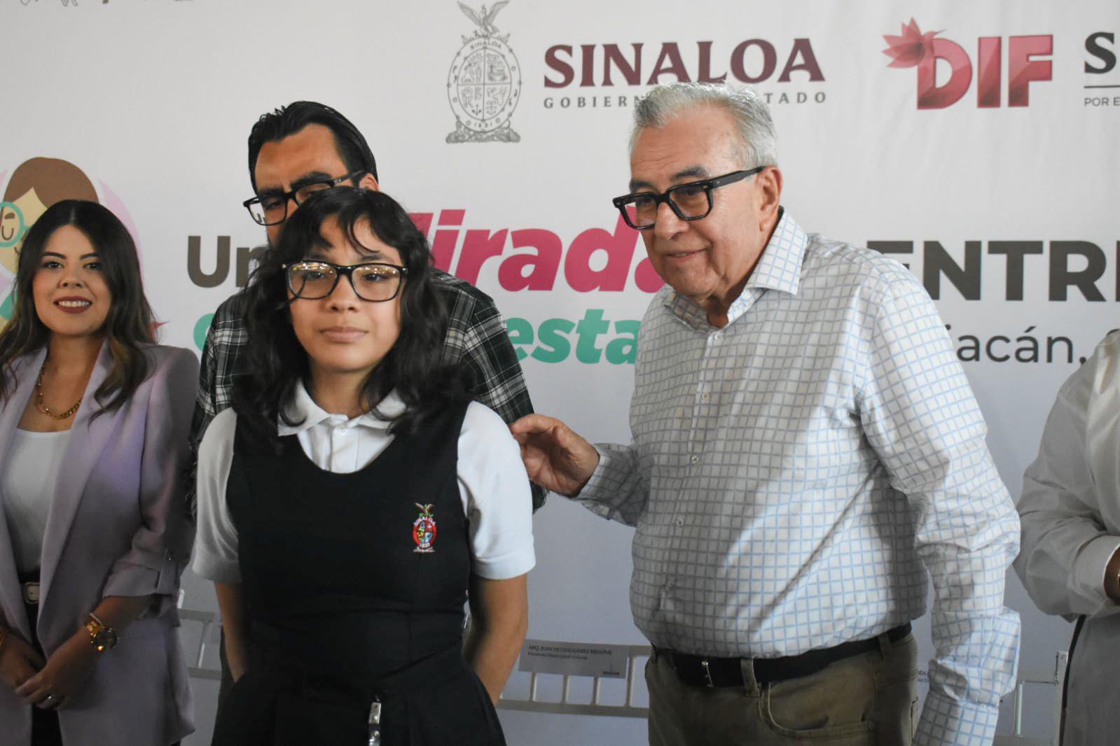 $!Niñas y niños de secundaria de Culiacán reciben lentes de aumento