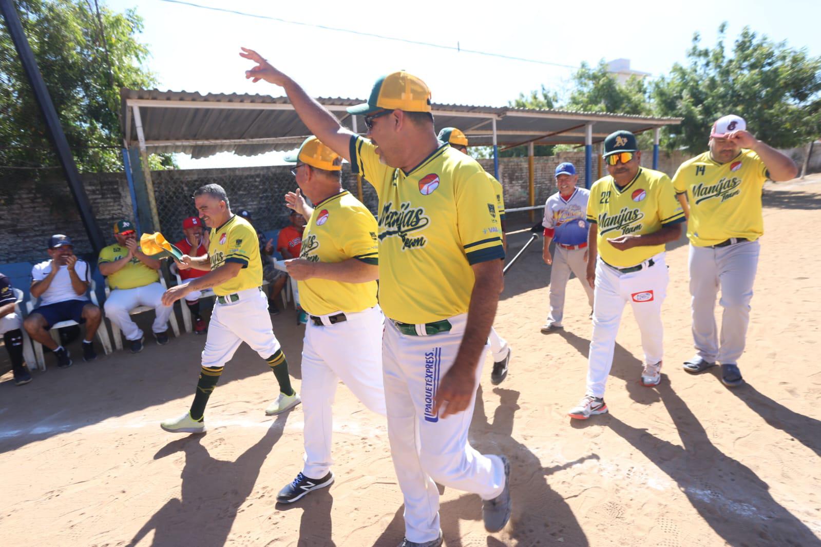 $!Cantan playball en Liga de Beisbol Sabatina, en Club Polluelos