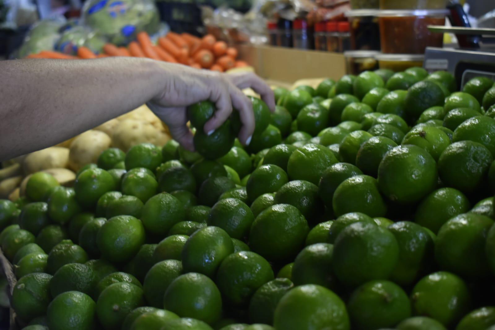 $!Kilo de tomate alcanza los $32 en Culiacán; se debe a que lo traen del sur del País, dicen comerciantes