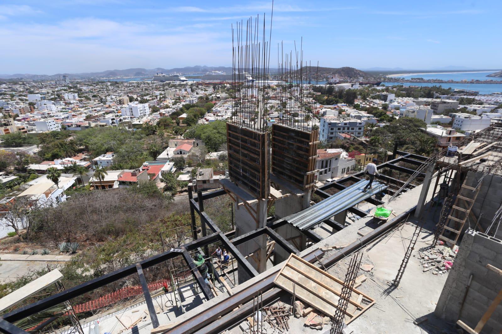 $!Colonos del Cerro del Vigía detallan irregularidades en construcción de edificio de 9 niveles