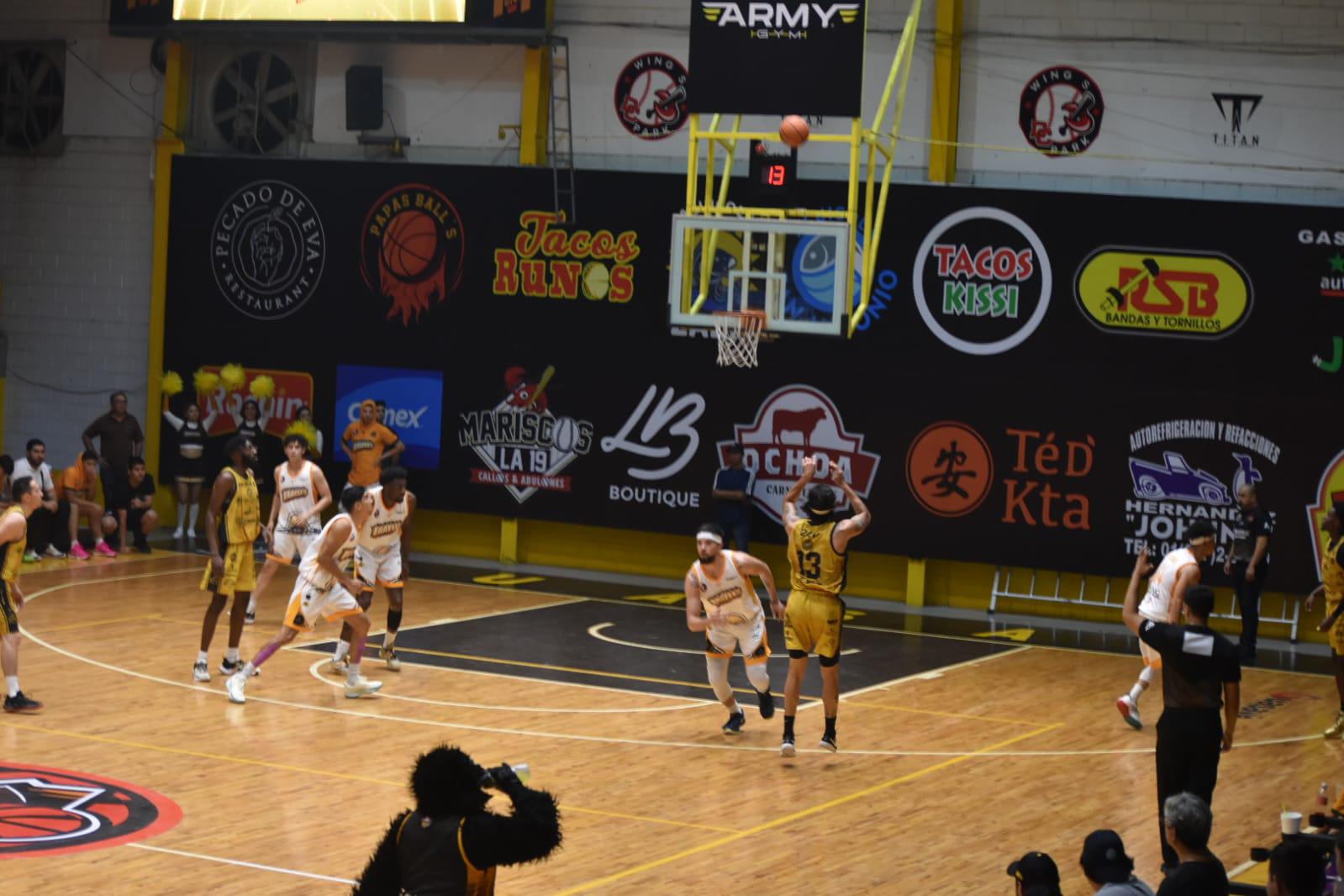 $!Padece Piratas Basketball un difícil último cuarto y le cuesta el partido ante Frayles