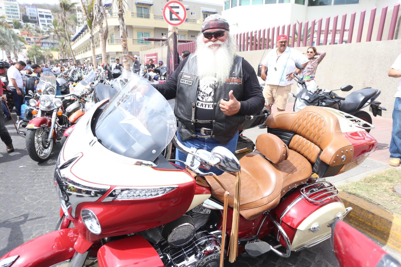 $!Noé Manuel Ramírez, el “Santa Claus” de Texas también participa en el evento.