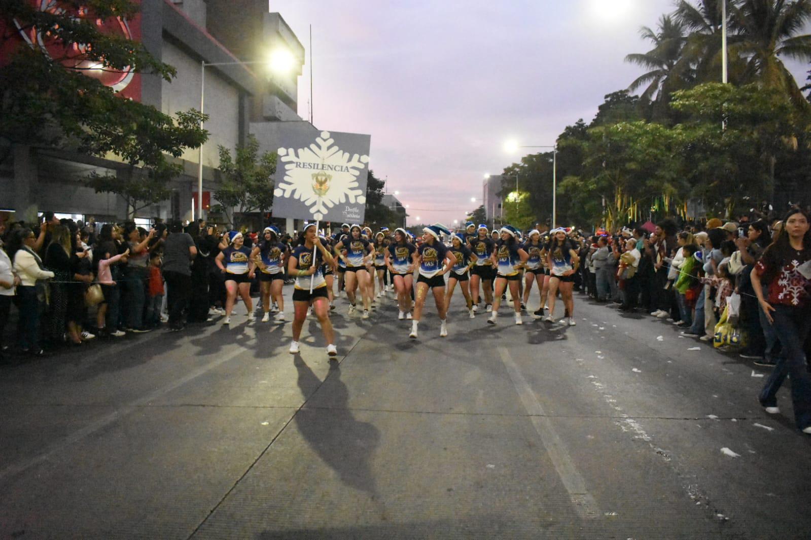 $!Animan con Desfile Navideño espíritu decembrino en Culiacán