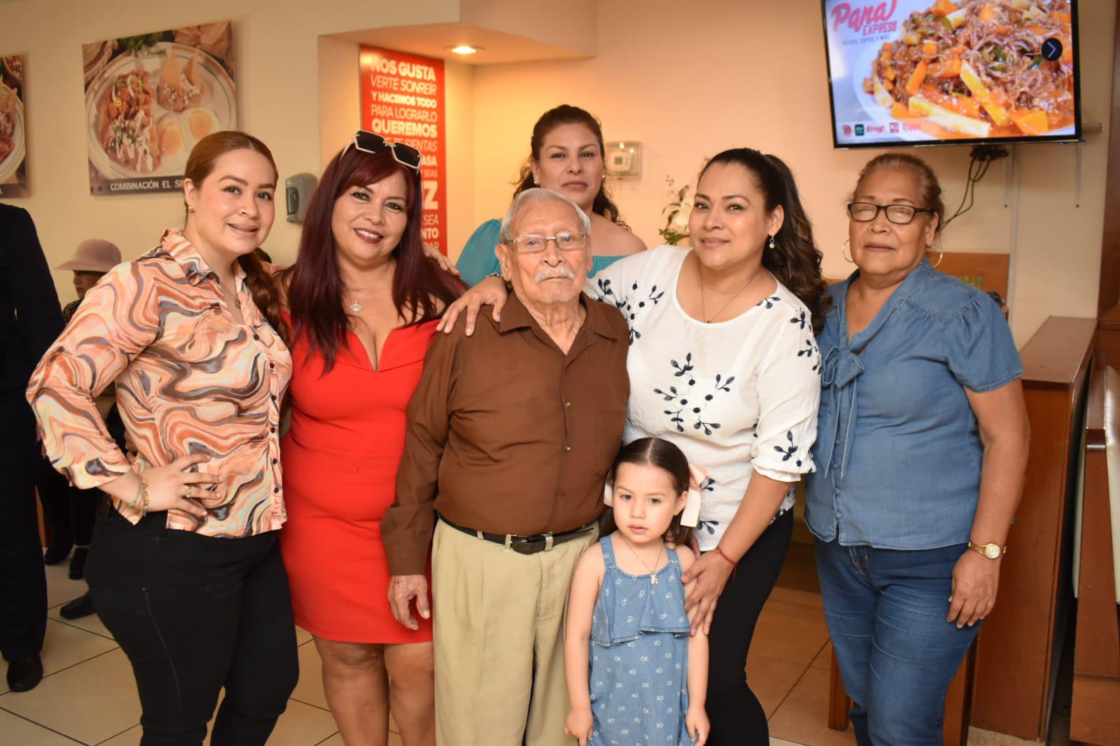 $!Yeini López, Delia Quezada, Félix Quezada, América Quezada, Claudia Lorena Osuna y Teódula Quezada.