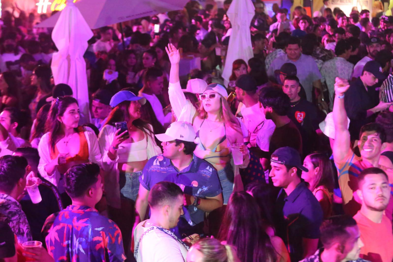 $!Pone Mr. Pig el ambiente en el Sunset Paradise con sus mezclas