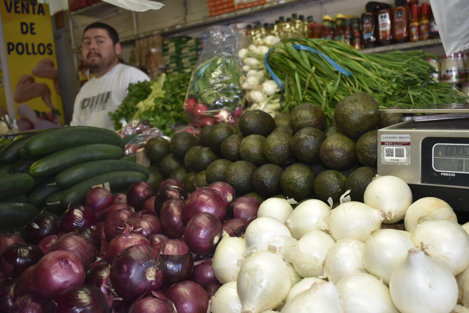 $!Kilo de tomate alcanza los $32 en Culiacán; se debe a que lo traen del sur del País, dicen comerciantes