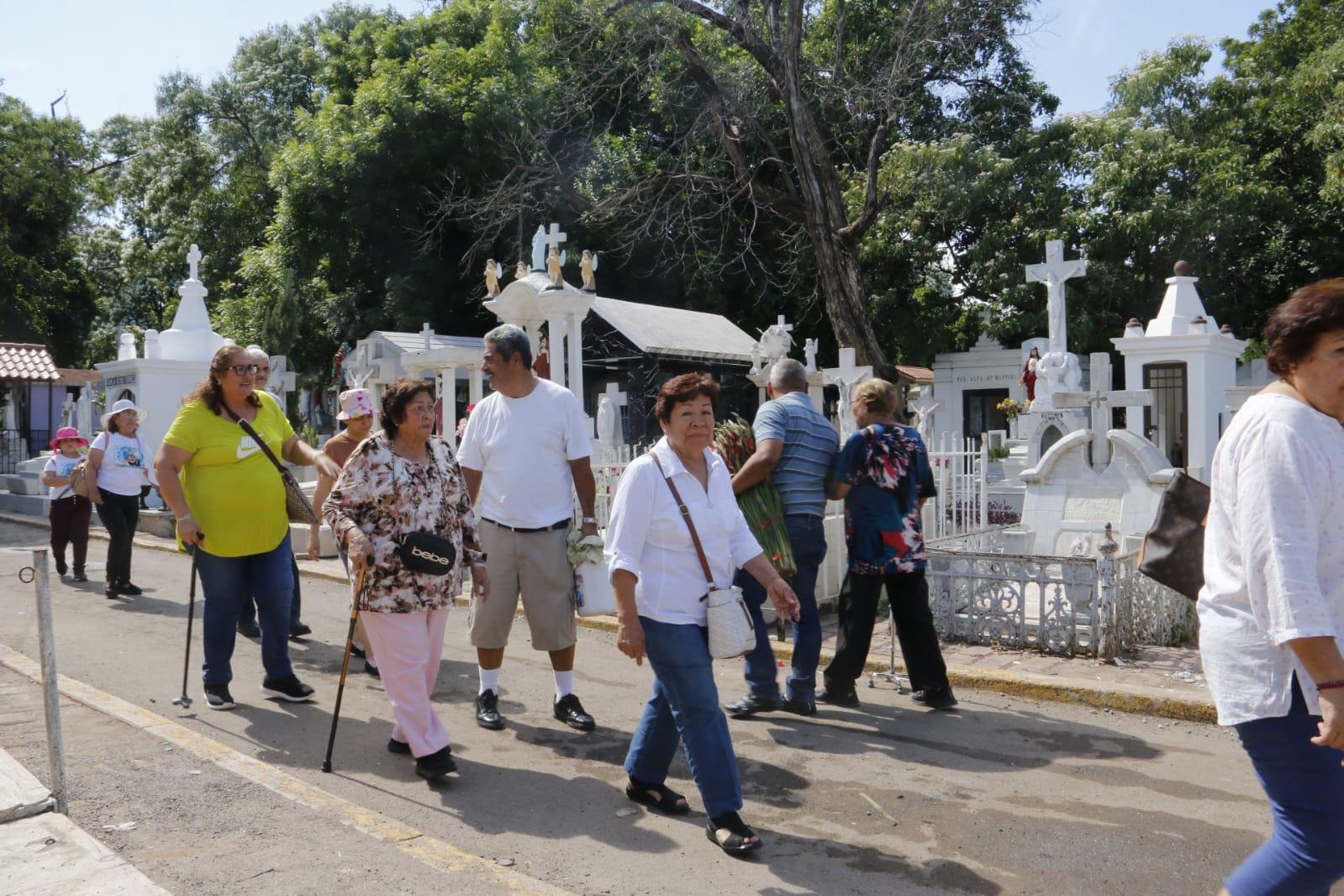 $!En el Panteón Civil de Culiacán, los angelitos reciben a sus padres