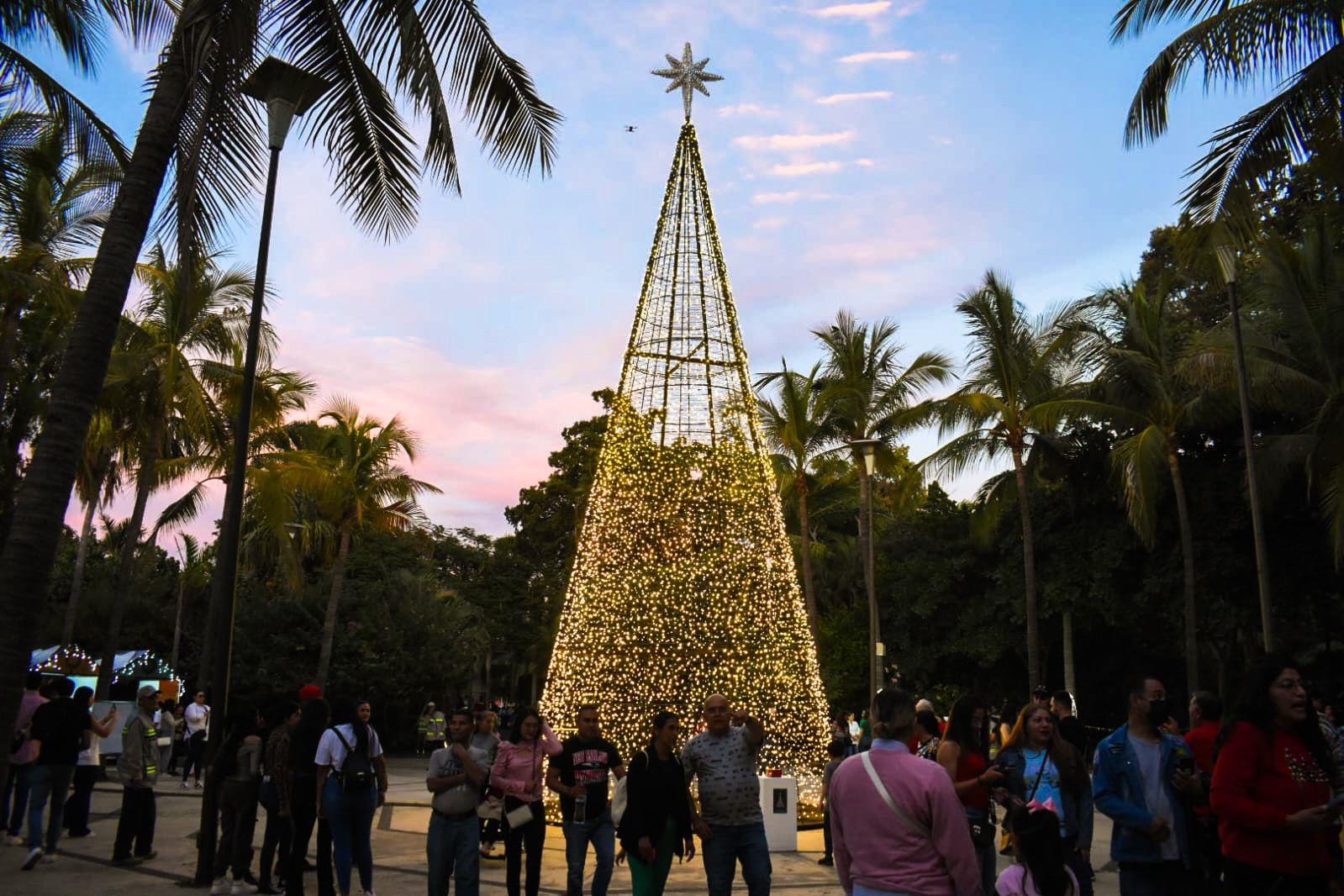 $!Abren las puertas de la Navidad en el Jardín Botánico de Culiacán con encendido de luces