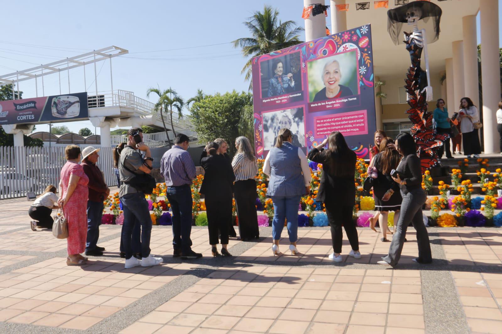 $!Recuerdan a mujeres luchadoras con altar de muertos en el Congreso de Sinaloa