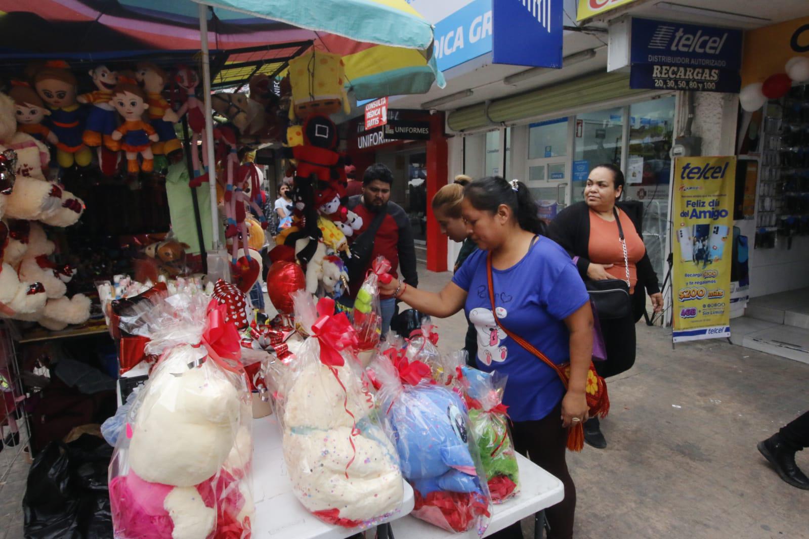 $!#Fotos | Inundan calles de Culiacán corazones y peluches previo al Día del Amor y la Amistad