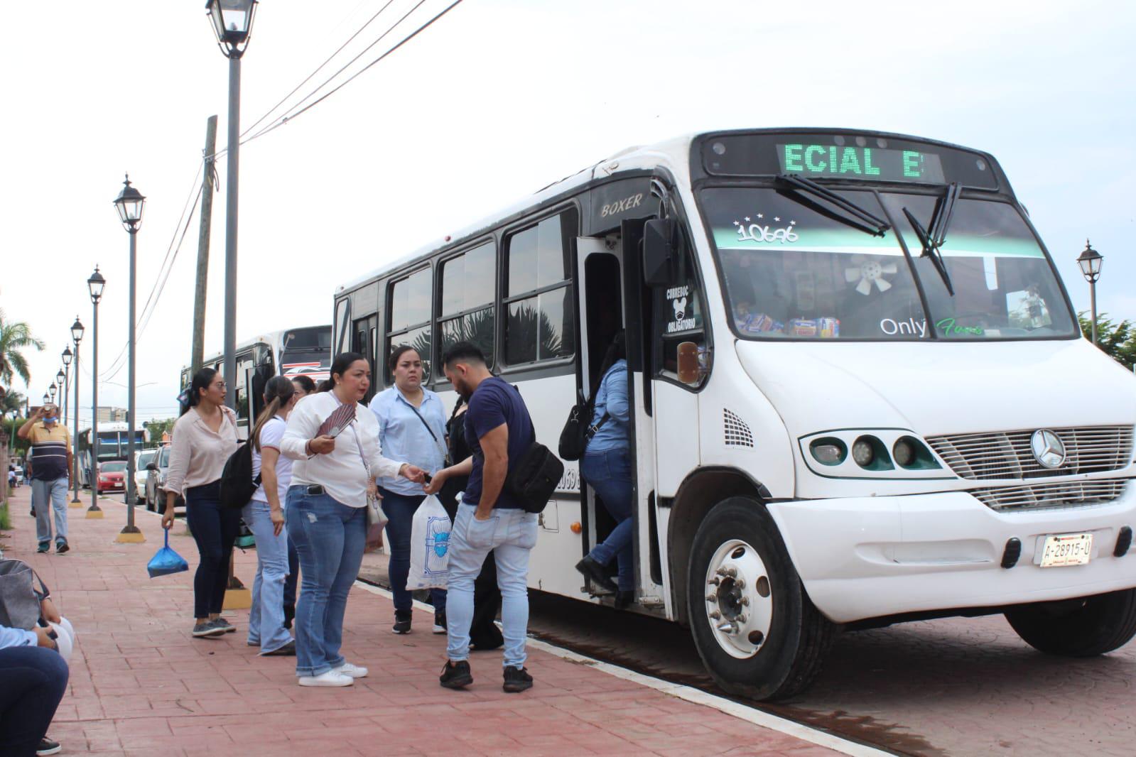 $!En Rosario, se alistan camiones con funcionarios y ciudadanos para acudir a evento de AMLO