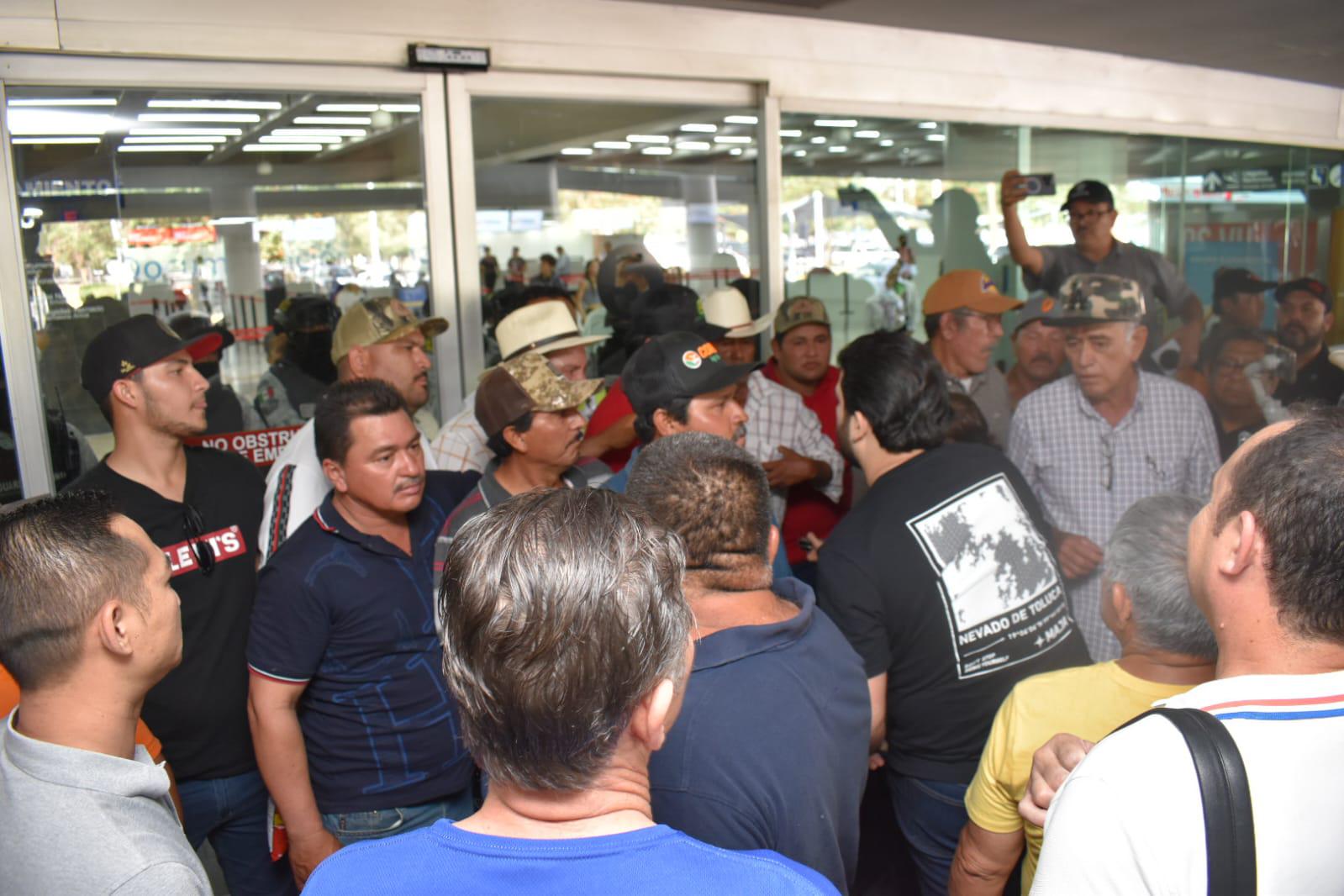 $!Toma del Aeropuerto de Culiacán enfrenta a manifestantes y pasajeros