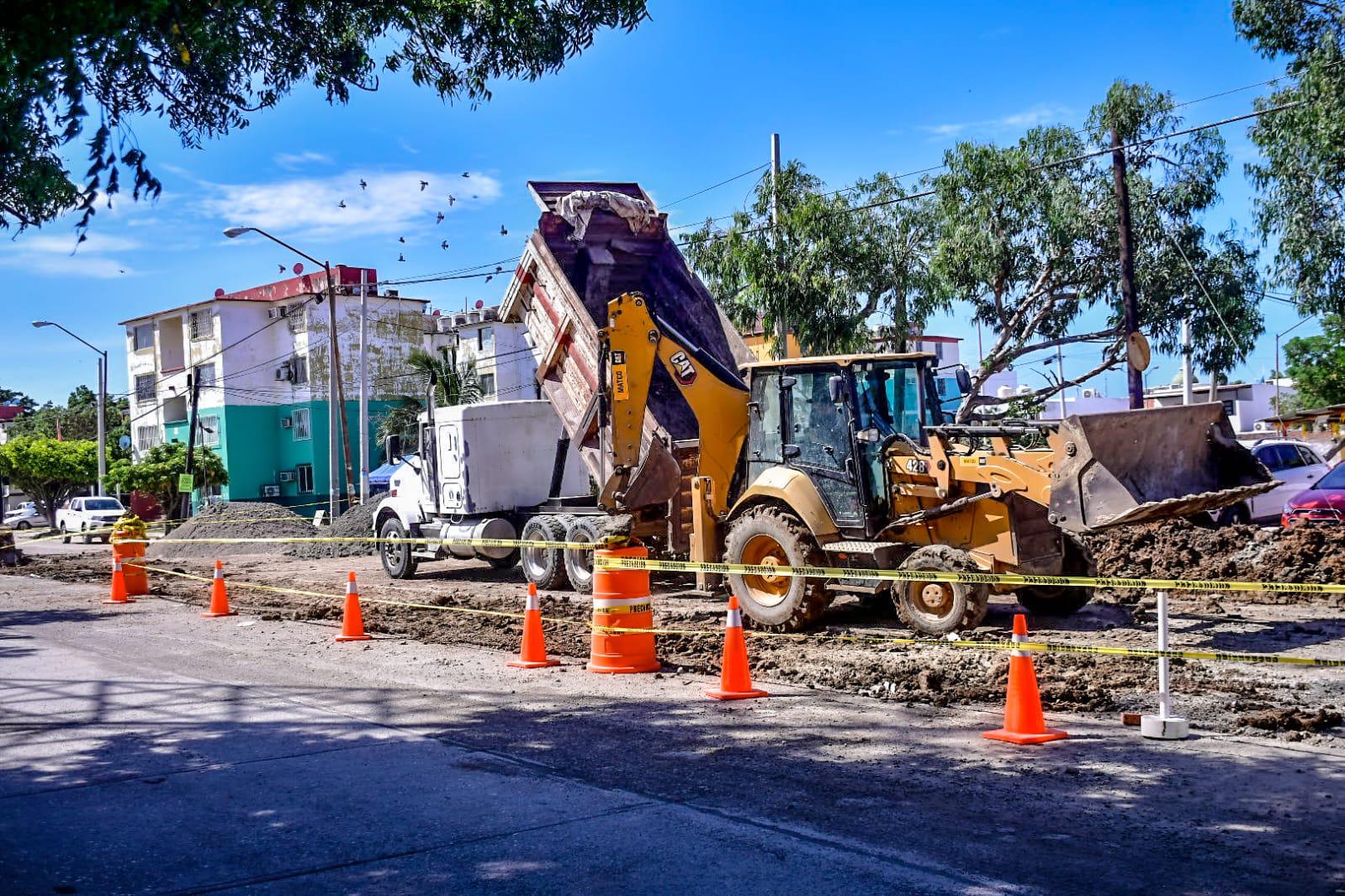 $!Buscan frenar el grave rebosamiento de drenaje en zonas de Mazatlán