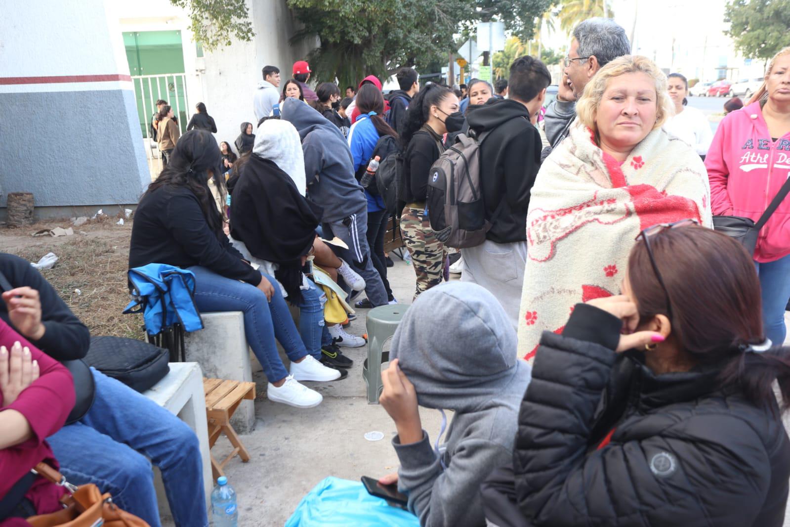 $!Prevalece caos en Mazatlán para los trámites de la beca Benito Juárez