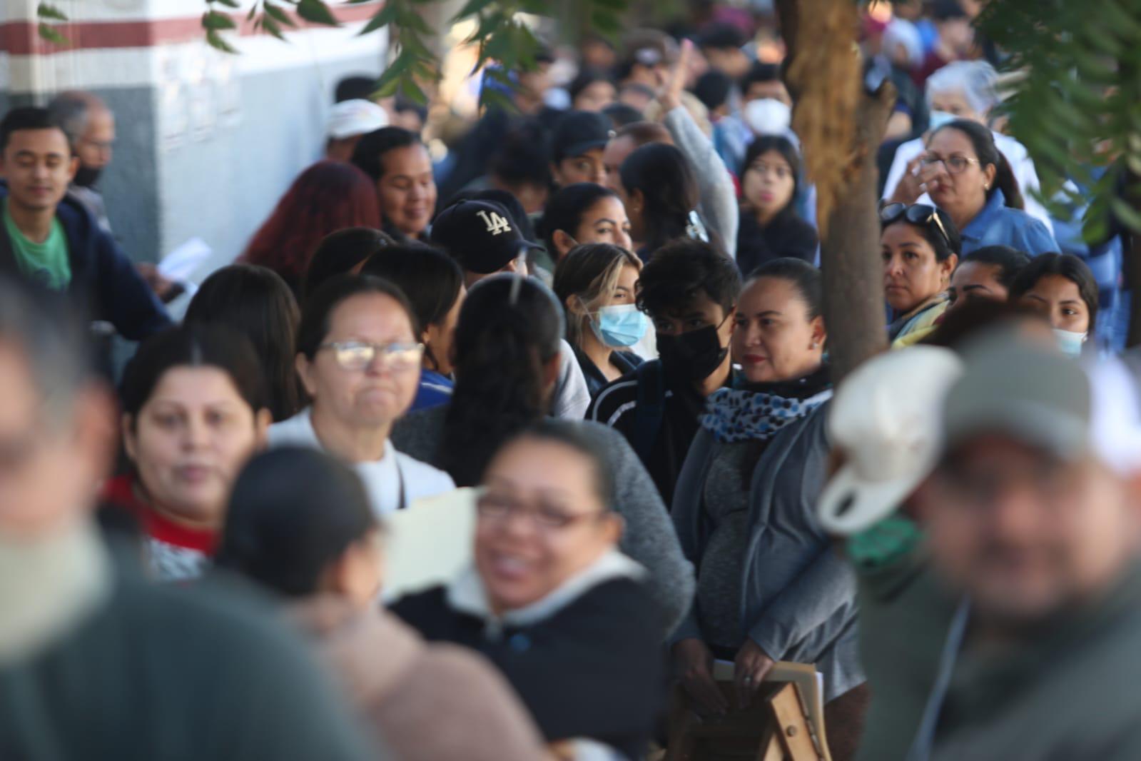 $!Cientos hacen fila para tramitar Beca Benito Juárez en Mazatlán