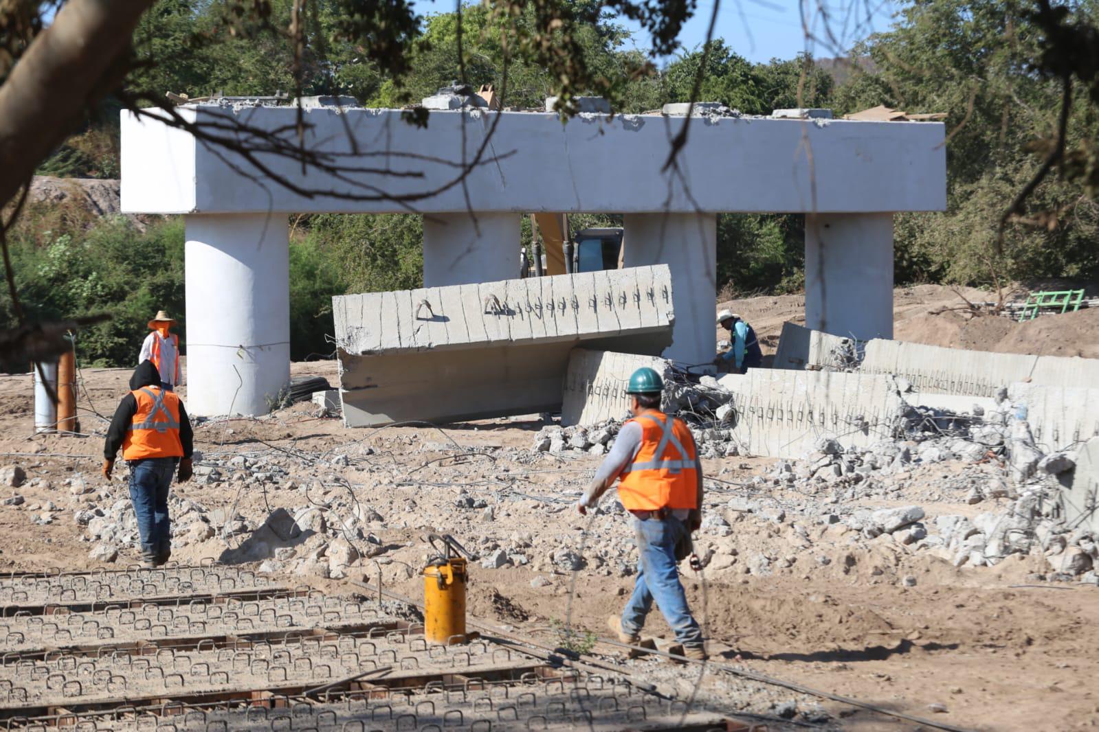 $!Demuelen trabes colapsadas en el puente El Quelite en Mazatlán