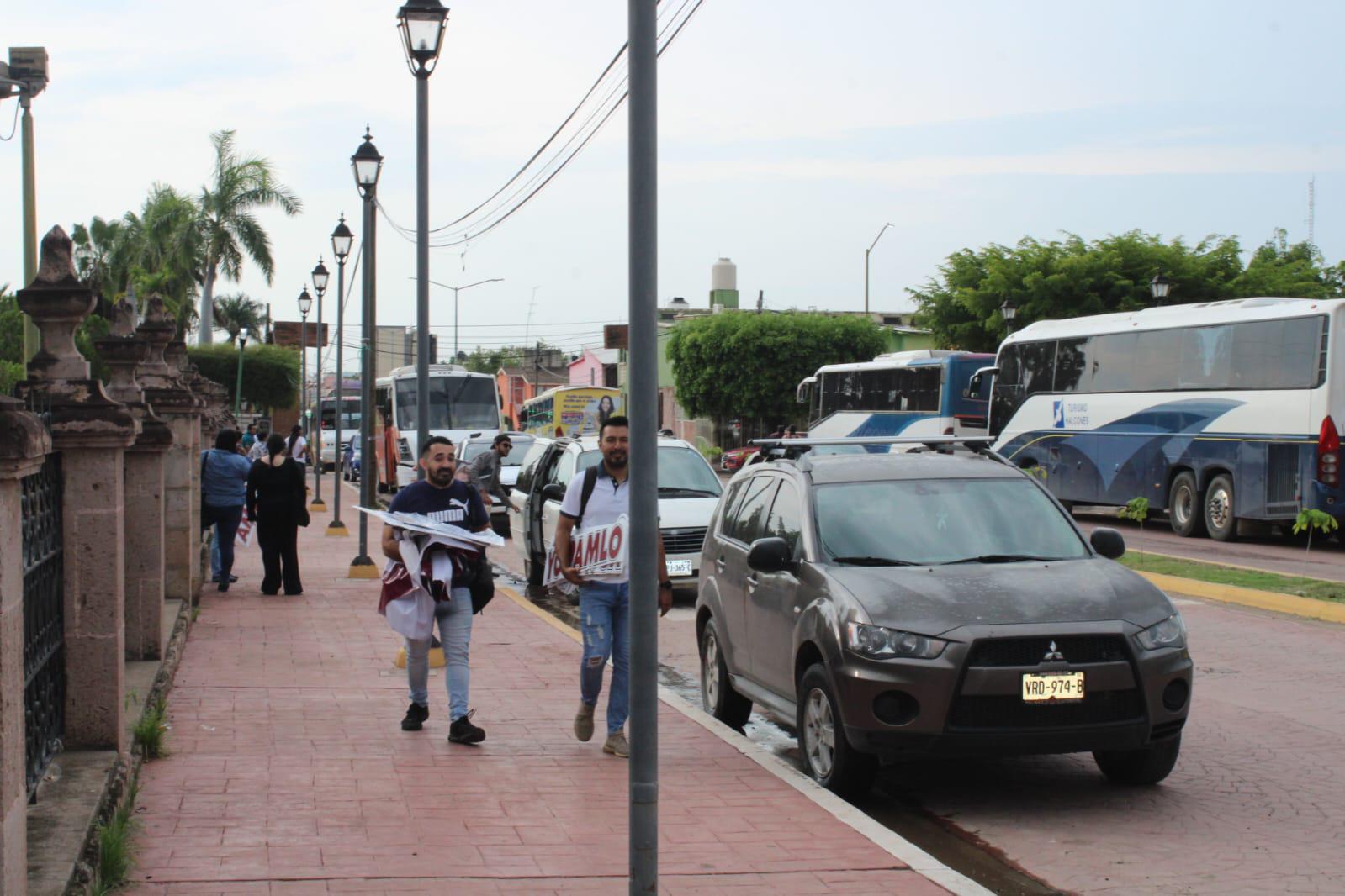 $!En Rosario, se alistan camiones con funcionarios y ciudadanos para acudir a evento de AMLO