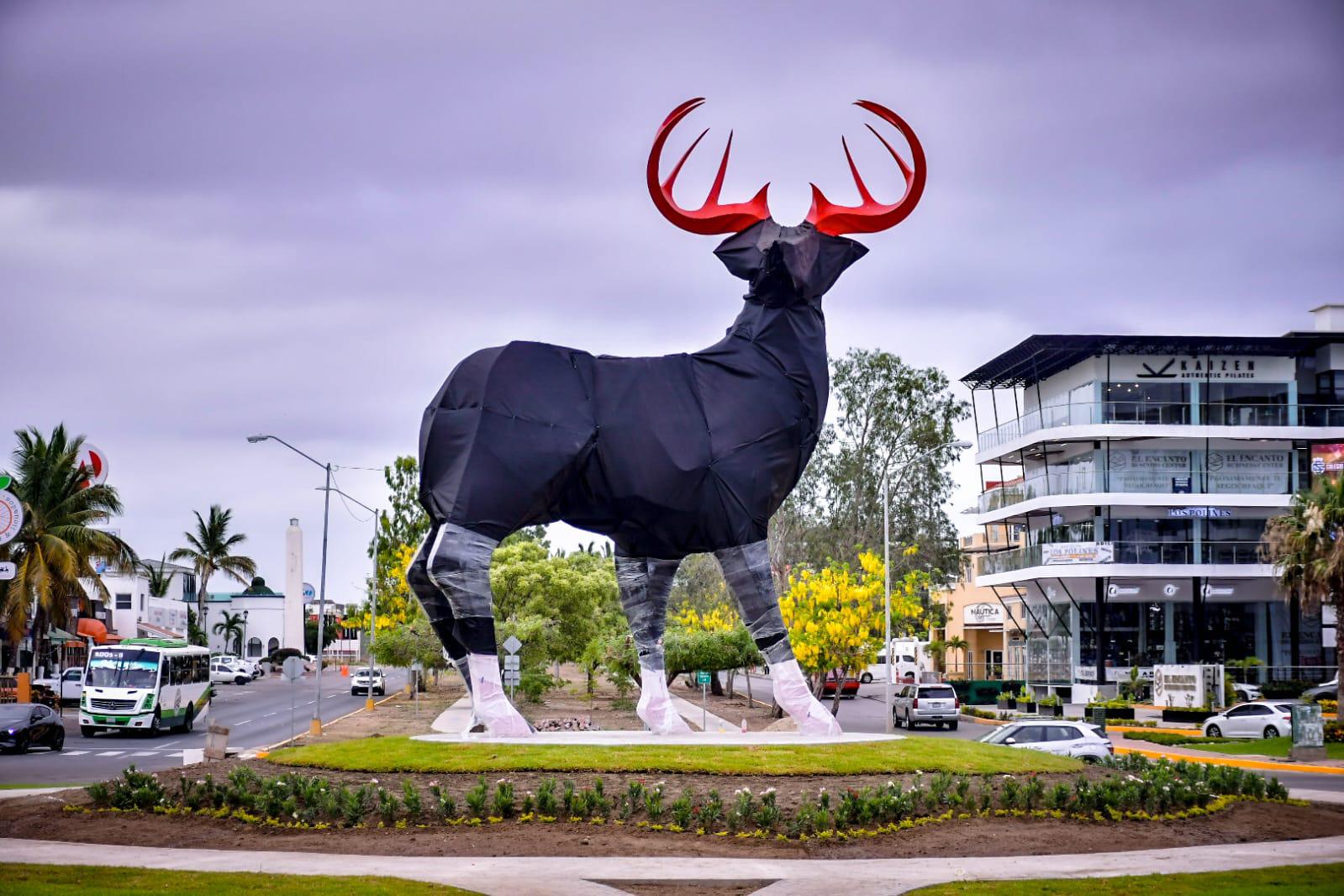 $!Supervisa Alcalde de Mazatlán los últimos detalles de la escultura del Venado