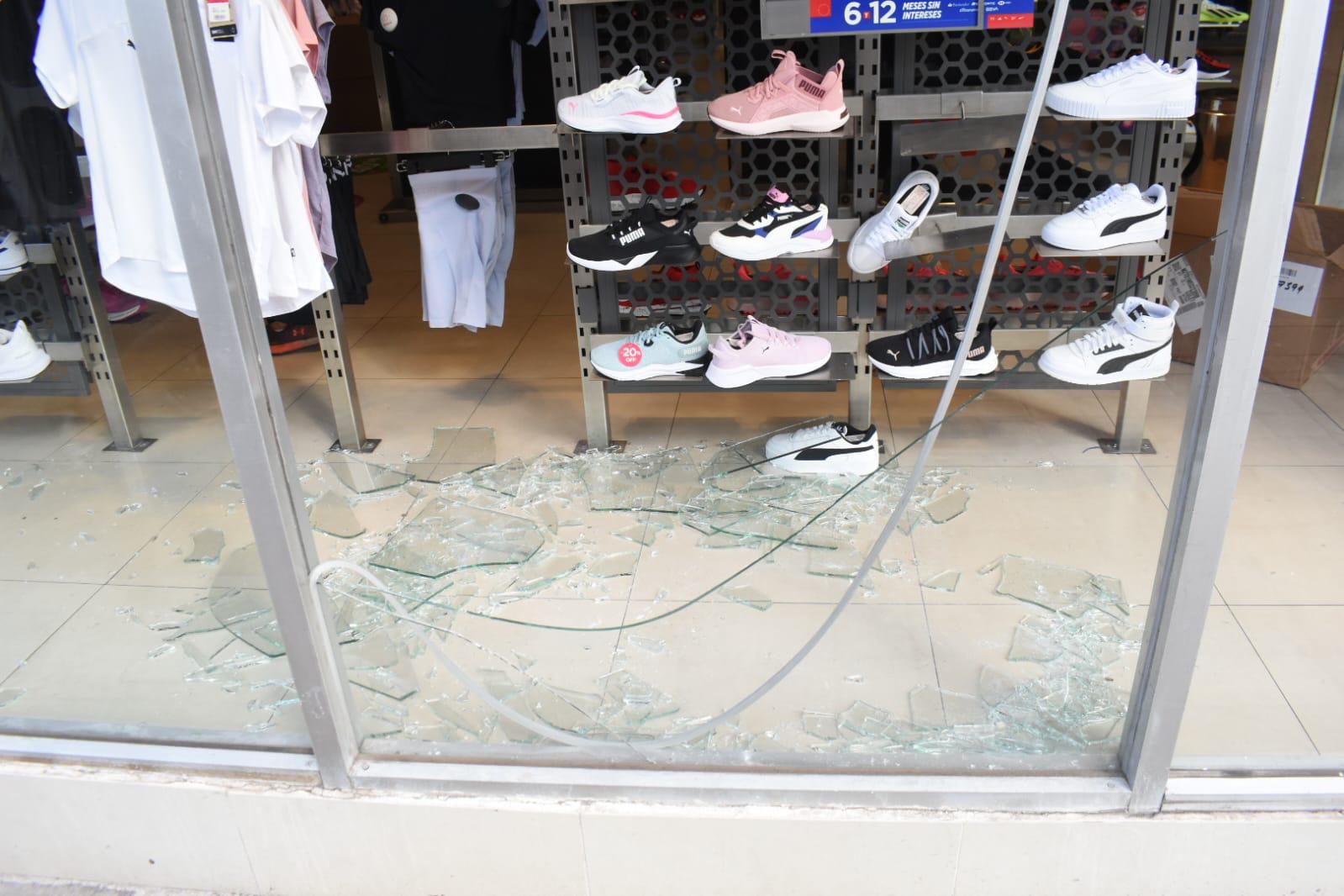 $!Vandalizan tienda de artículos deportivos en pleno centro de Culiacán