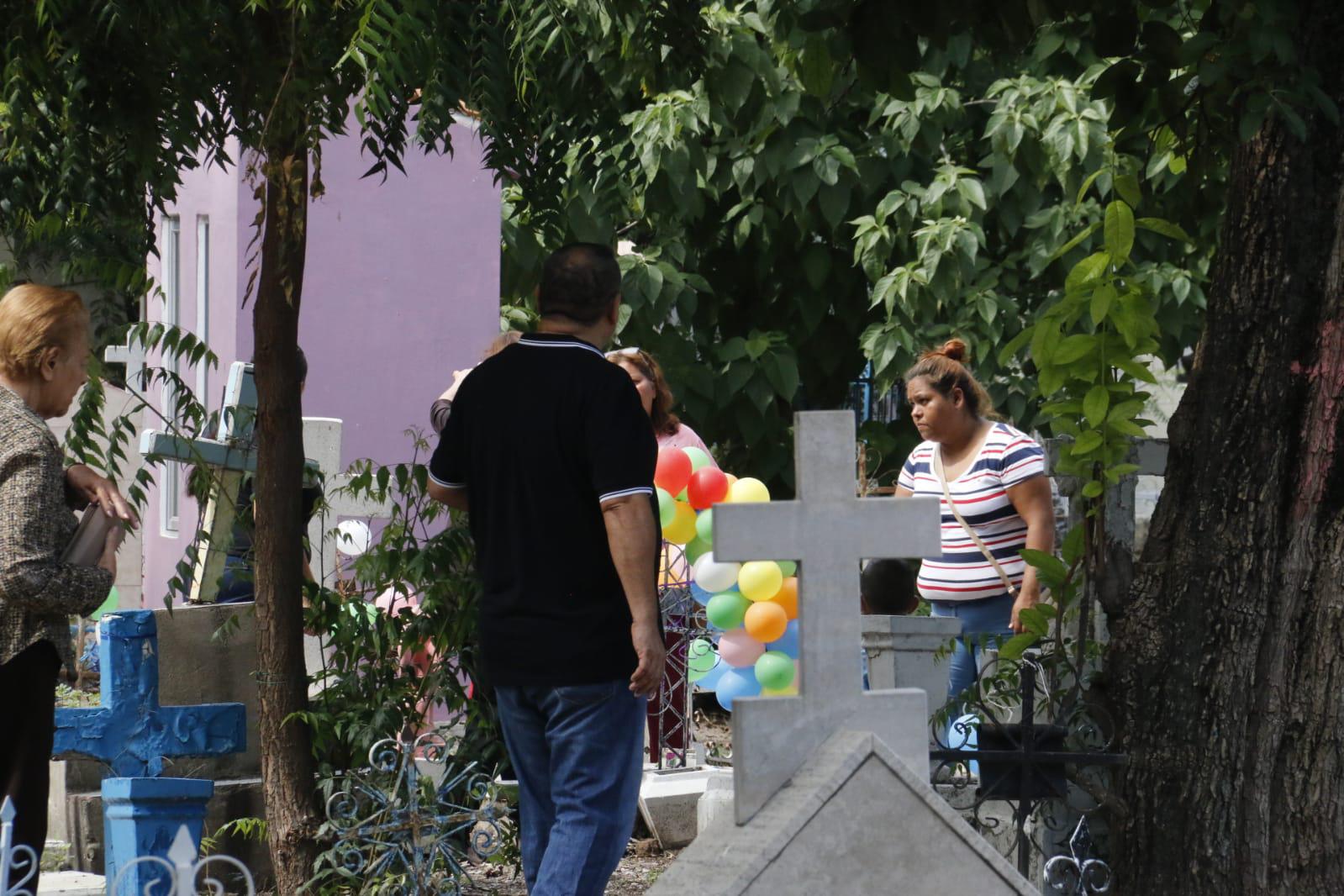 $!En el Panteón Civil de Culiacán, los angelitos reciben a sus padres