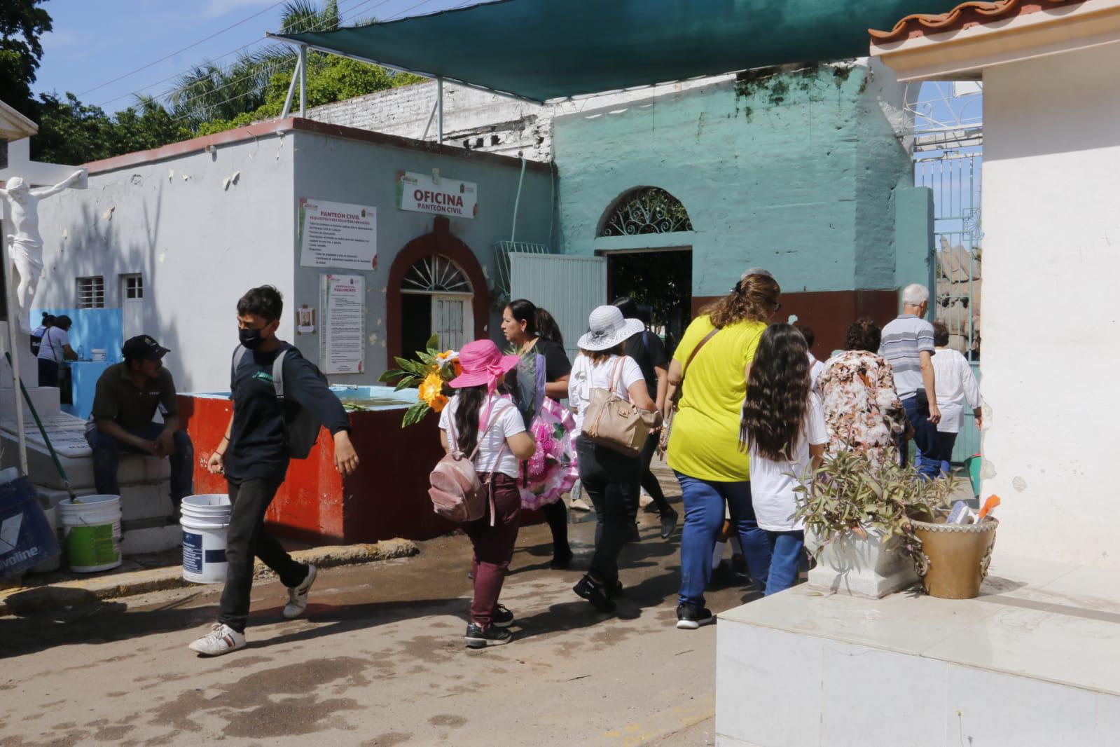 $!En el Panteón Civil de Culiacán, los angelitos reciben a sus padres