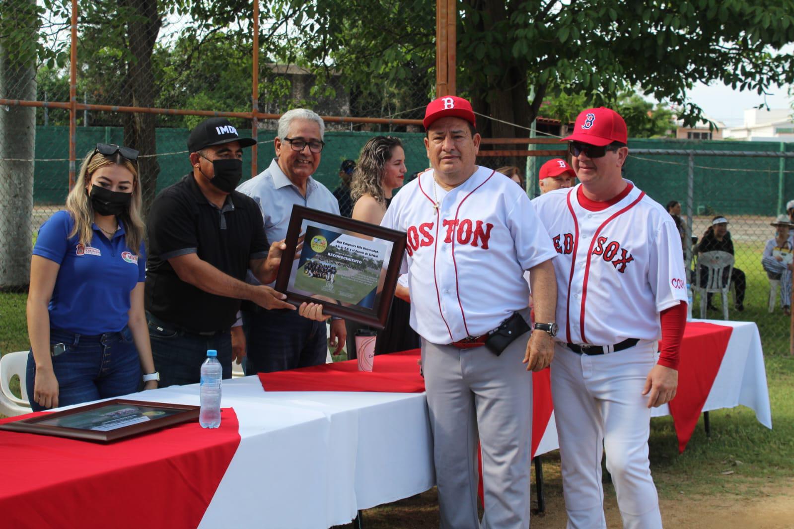 $!Antonio Mejía y Mario Gaxiola son homenajeados al inaugurarse el softbol del Villa Universidad