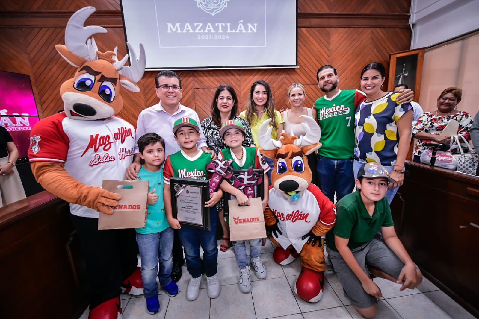 $!Premia Alcalde de Mazatlán a pequeños peloteros campeones de la Cal Ripken