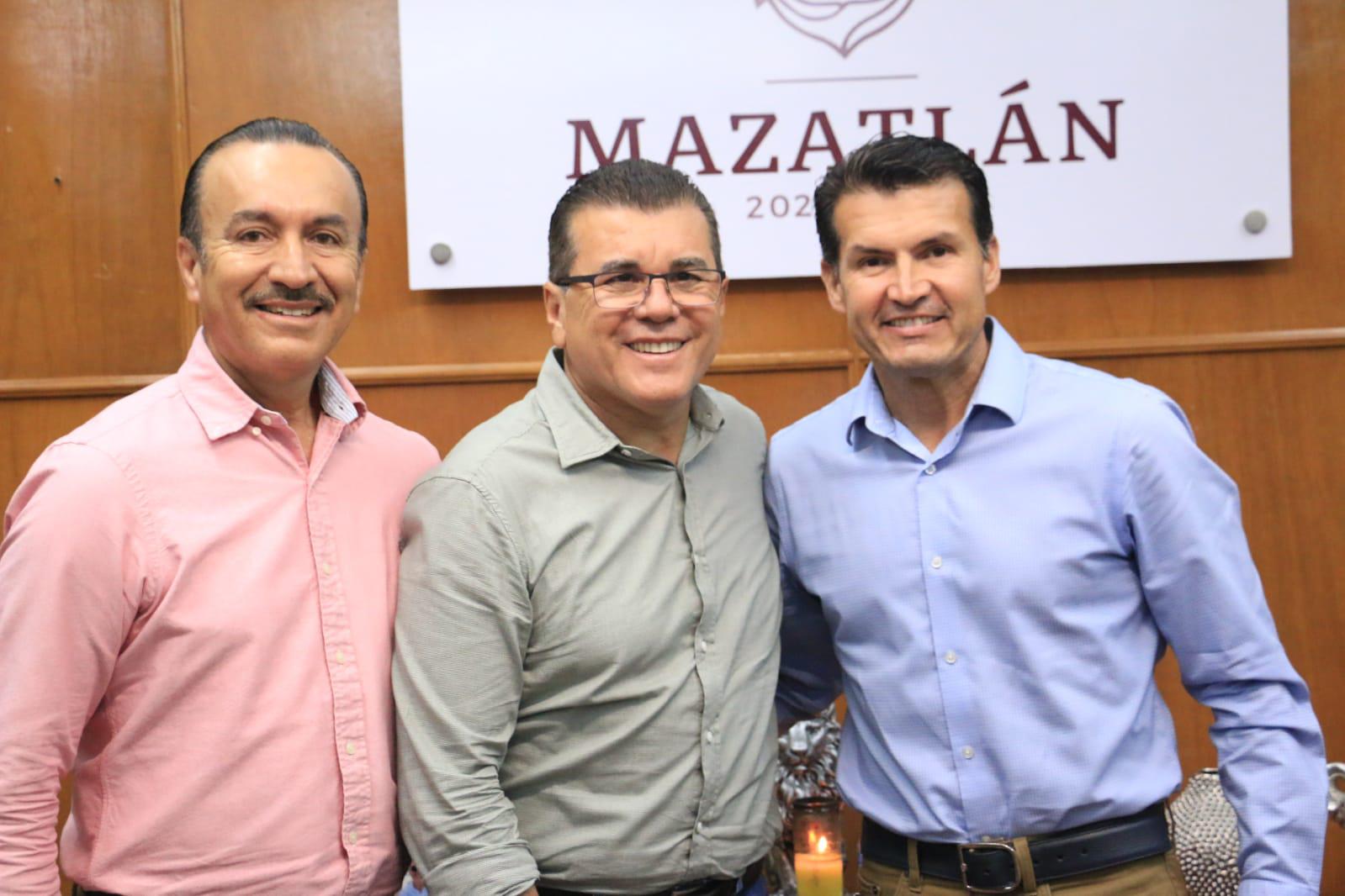 $!Dona la familia Lizárraga equipo para digitalización del archivo histórico de Mazatlán