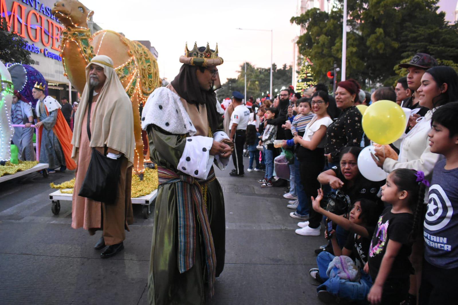 $!Animan con Desfile Navideño espíritu decembrino en Culiacán