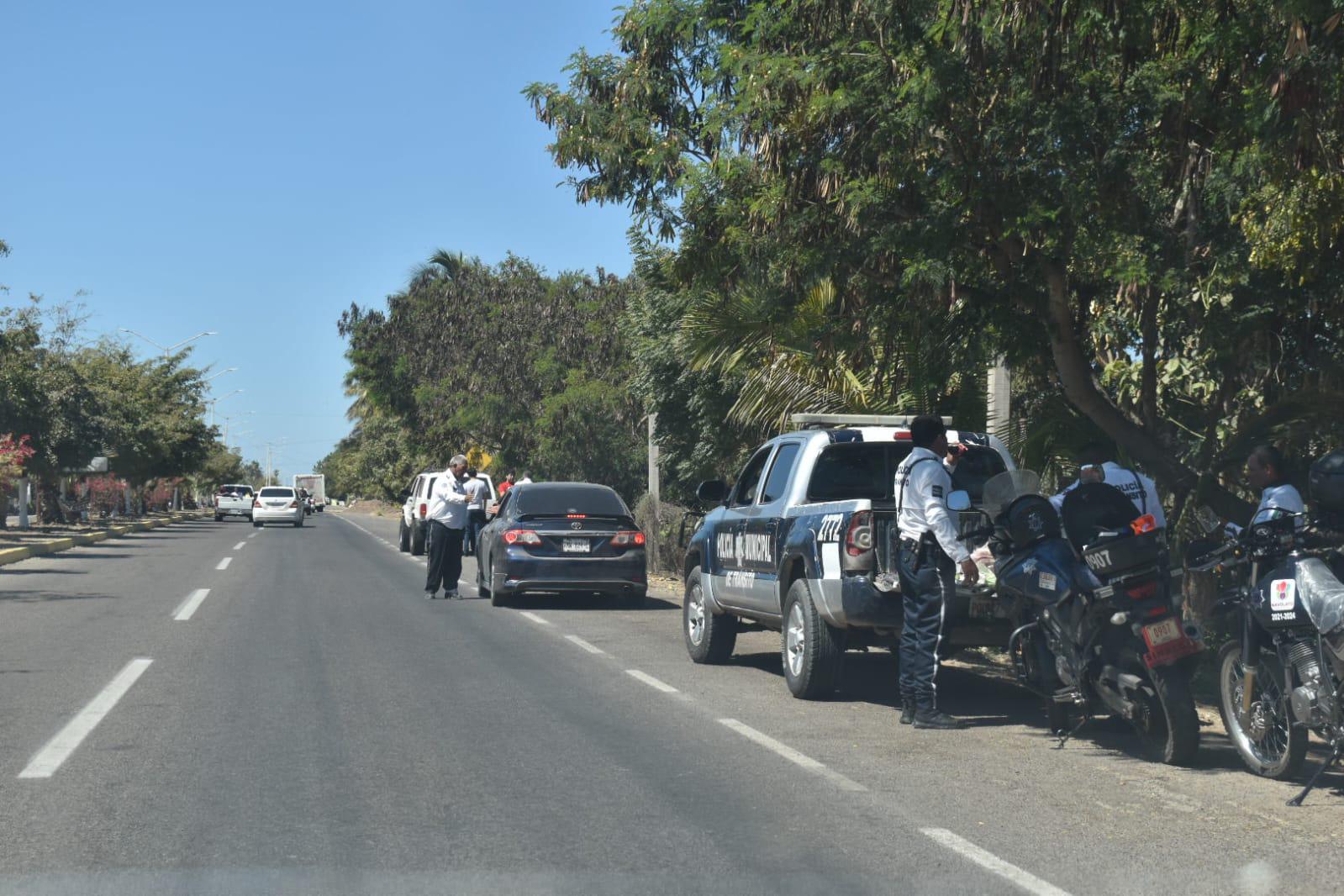 $!Tráfico hacia las playas de Navolato se incrementa en este Viernes Santo