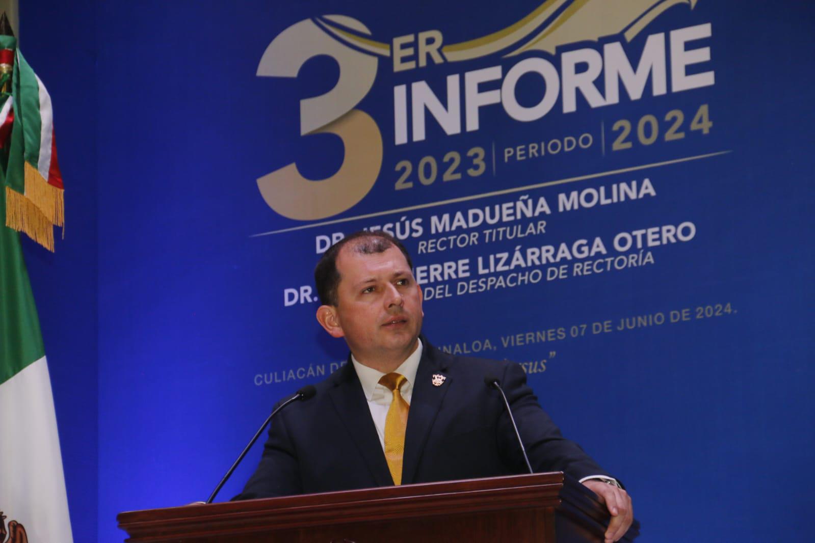 $!Acompañado de Madueña, presenta Robespierre Lizárraga informe de labores en la UAS