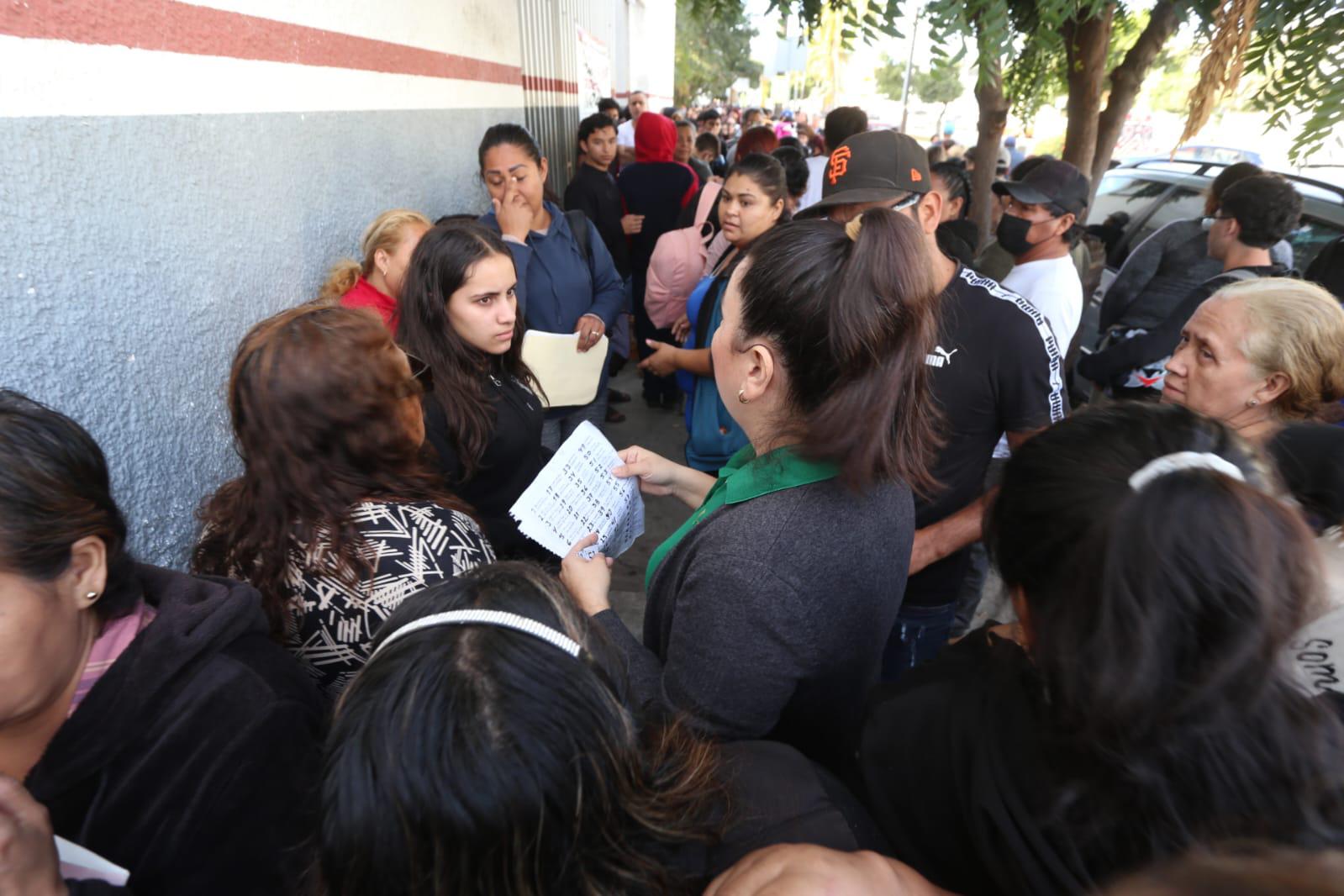 $!Prevalece caos en Mazatlán para los trámites de la beca Benito Juárez