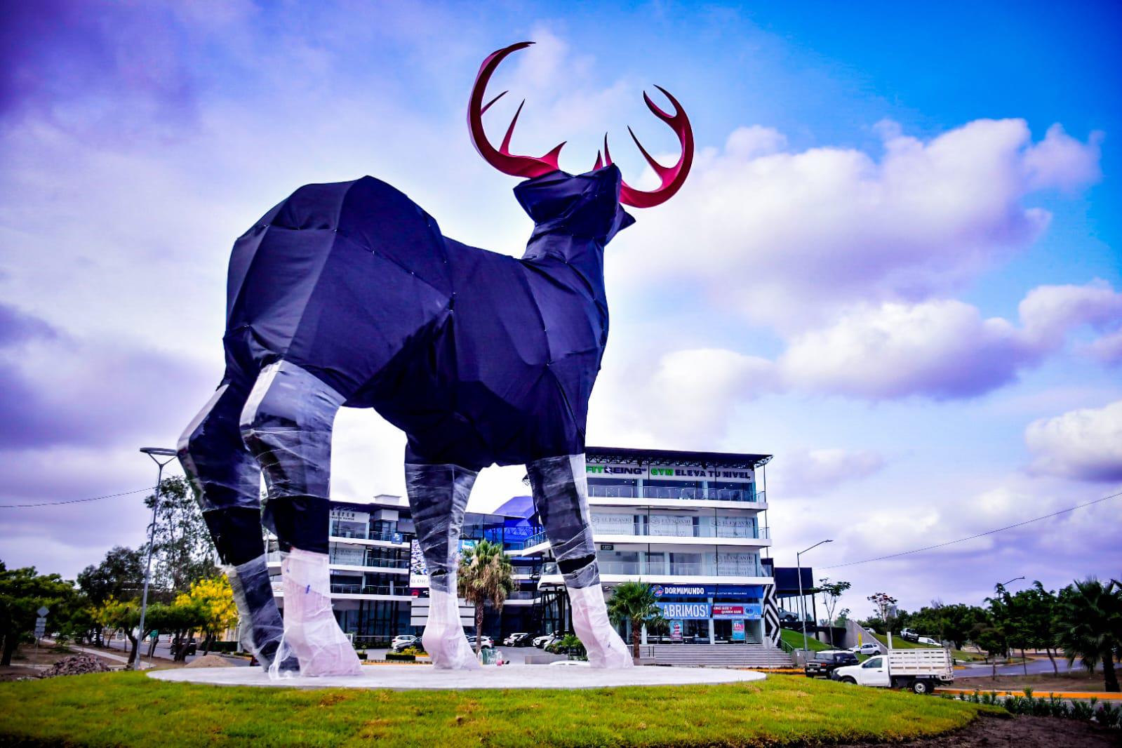 $!Supervisa Alcalde de Mazatlán los últimos detalles de la escultura del Venado