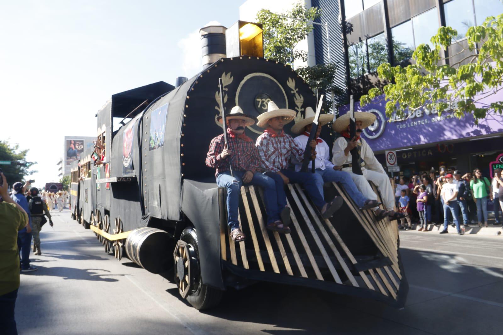 $!Charros, militares, adelitas y deportistas desfilan en conmemoración de la Revolución Mexicana, en Culiacán