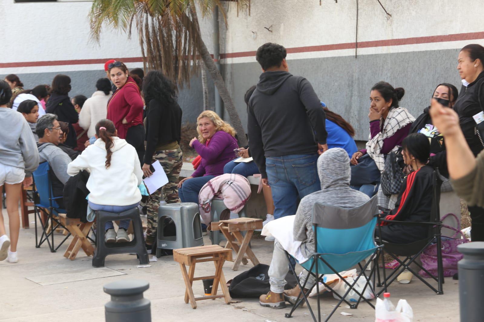 $!Prevalece caos en Mazatlán para los trámites de la beca Benito Juárez