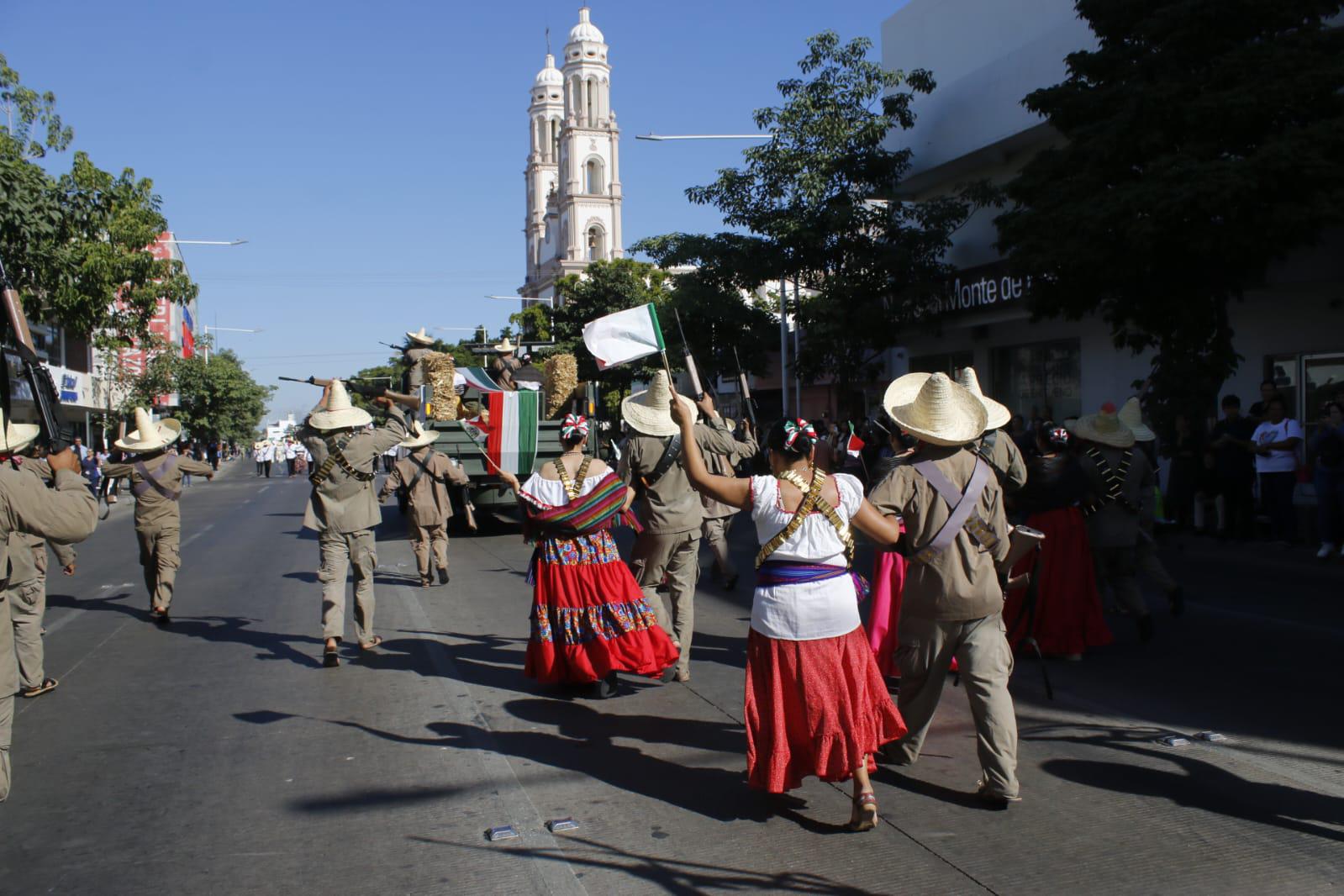 $!Charros, militares, adelitas y deportistas desfilan en conmemoración de la Revolución Mexicana, en Culiacán