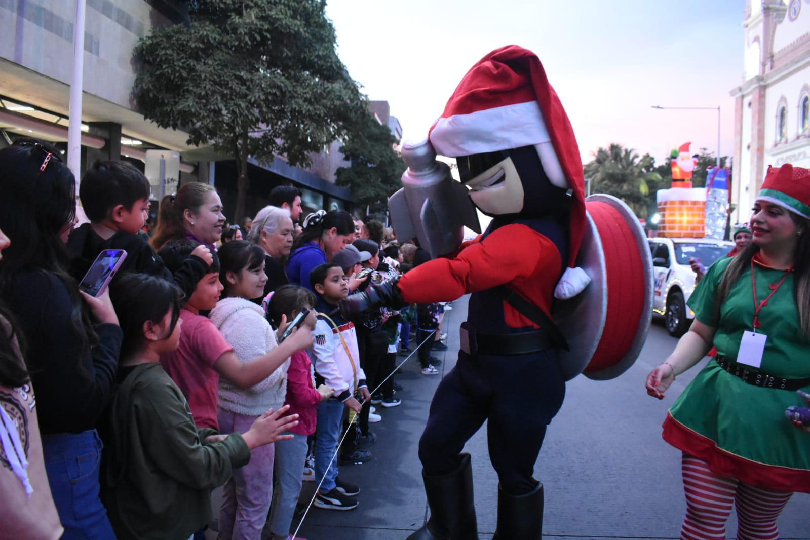 $!Animan con Desfile Navideño espíritu decembrino en Culiacán