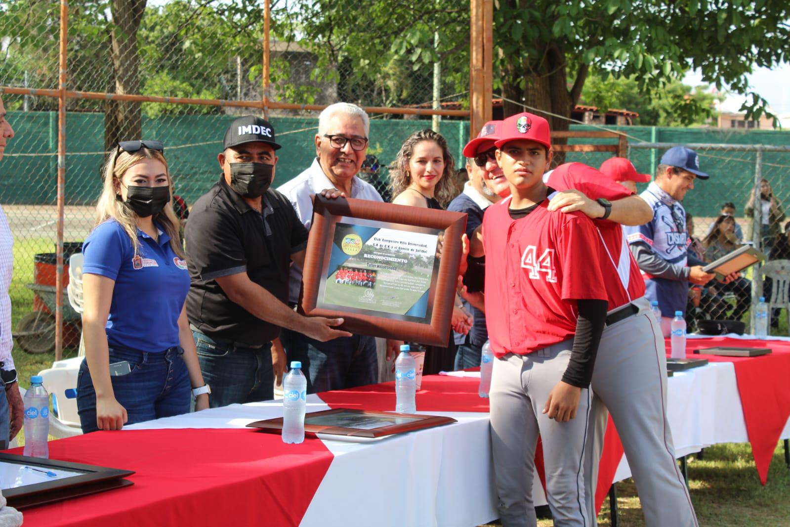 $!Antonio Mejía y Mario Gaxiola son homenajeados al inaugurarse el softbol del Villa Universidad