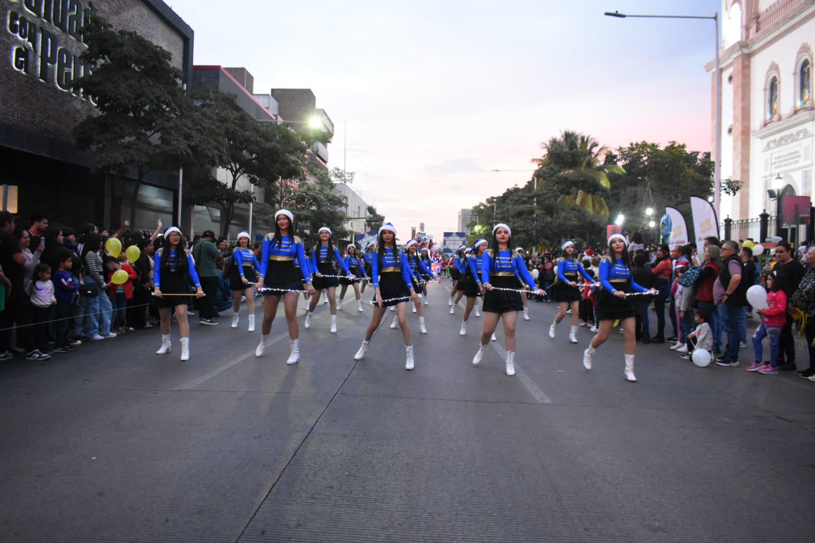 $!Animan con Desfile Navideño espíritu decembrino en Culiacán