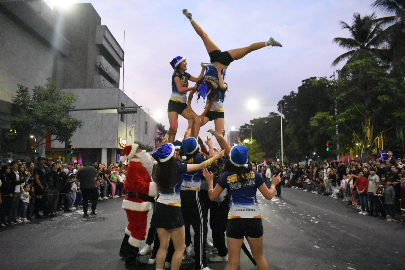 $!Animan con Desfile Navideño espíritu decembrino en Culiacán