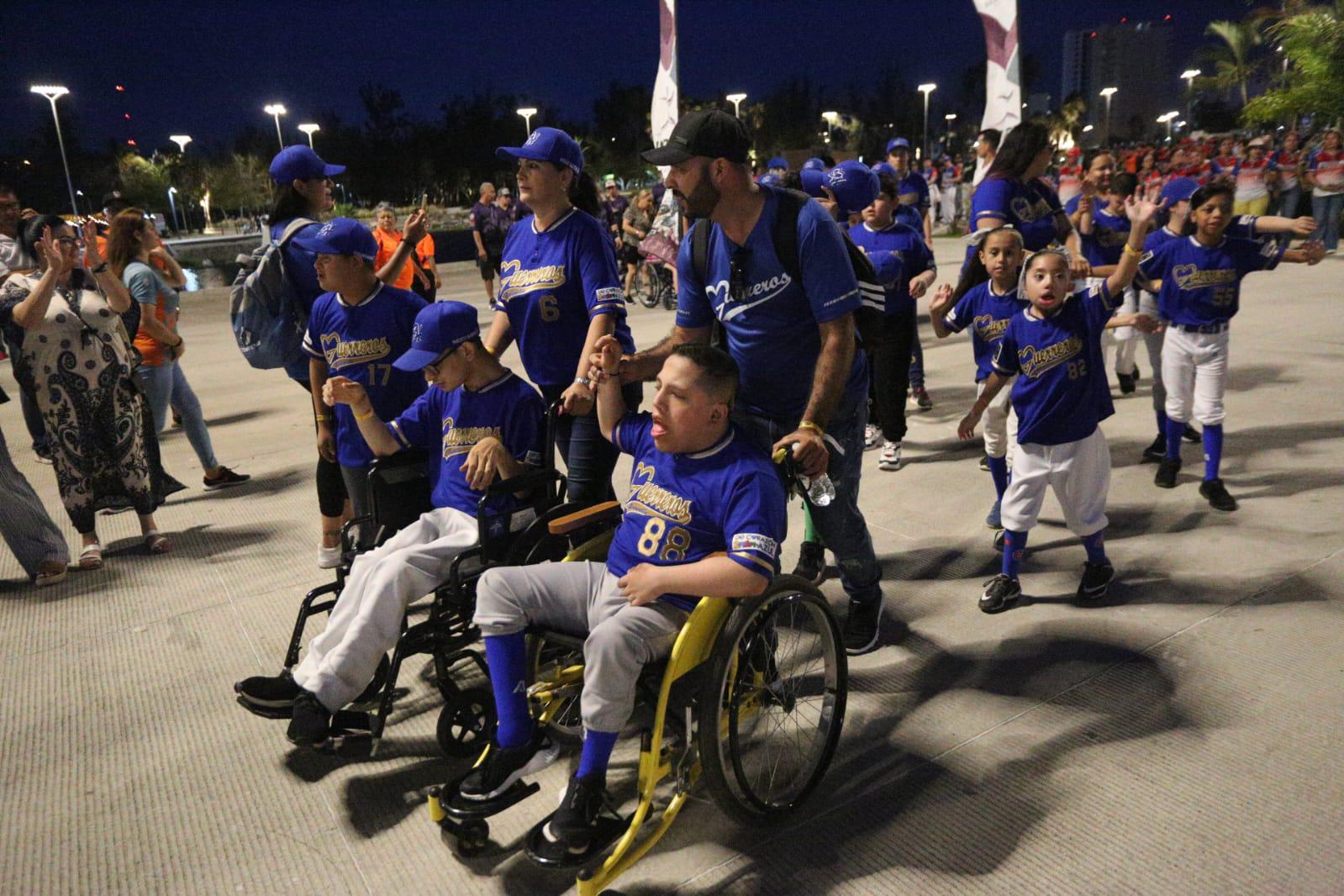 $!Conviven Súper Héroes alrededor del beisbol