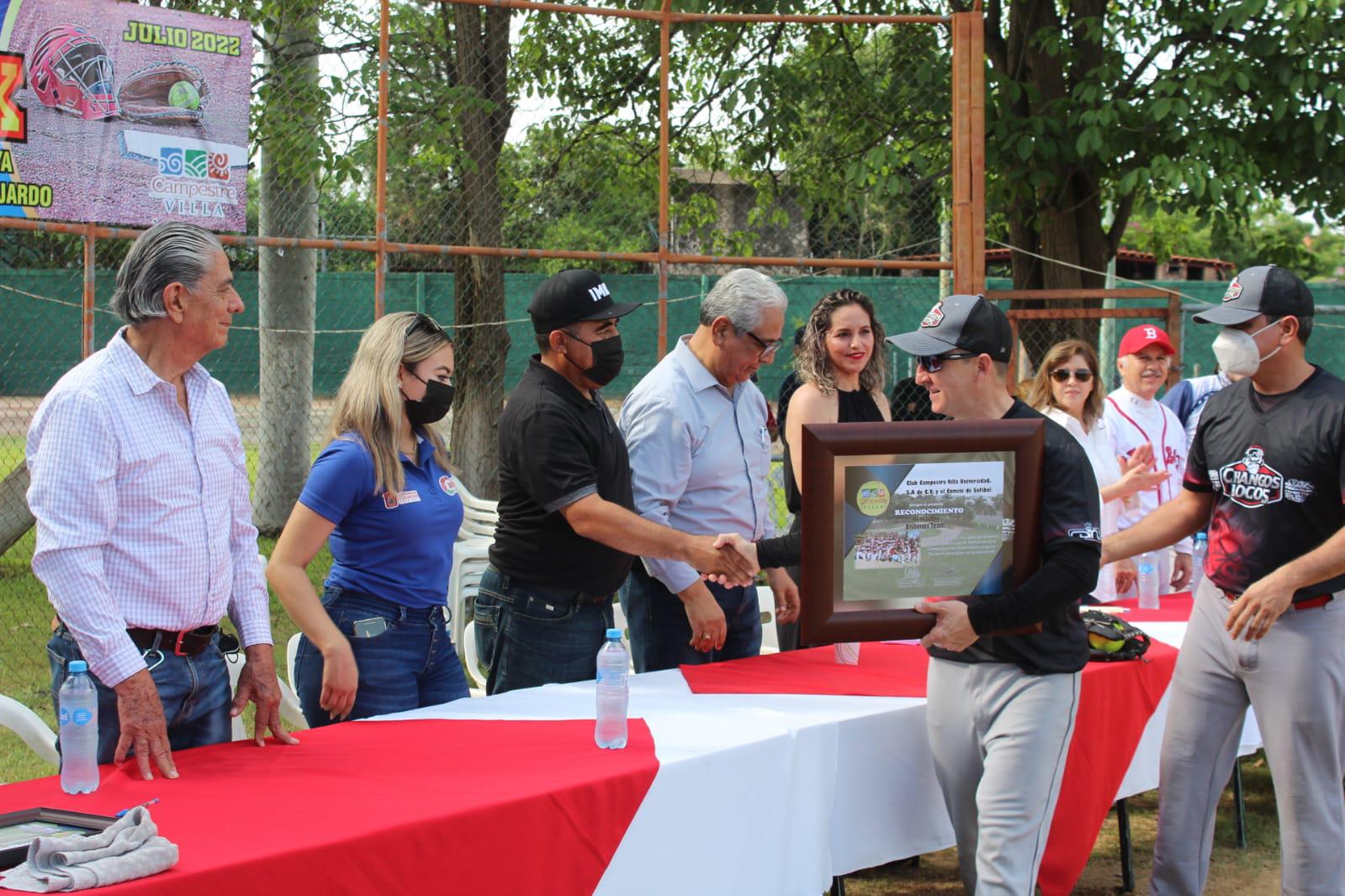 Antonio Mejía y Mario Gaxiola son homenajeados al inaugurarse el softbol  del Villa Universidad