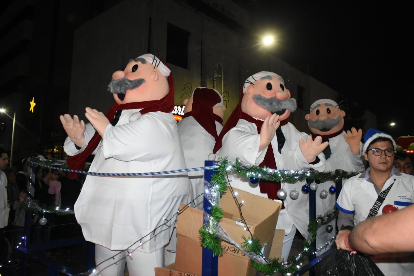 $!Animan con Desfile Navideño espíritu decembrino en Culiacán