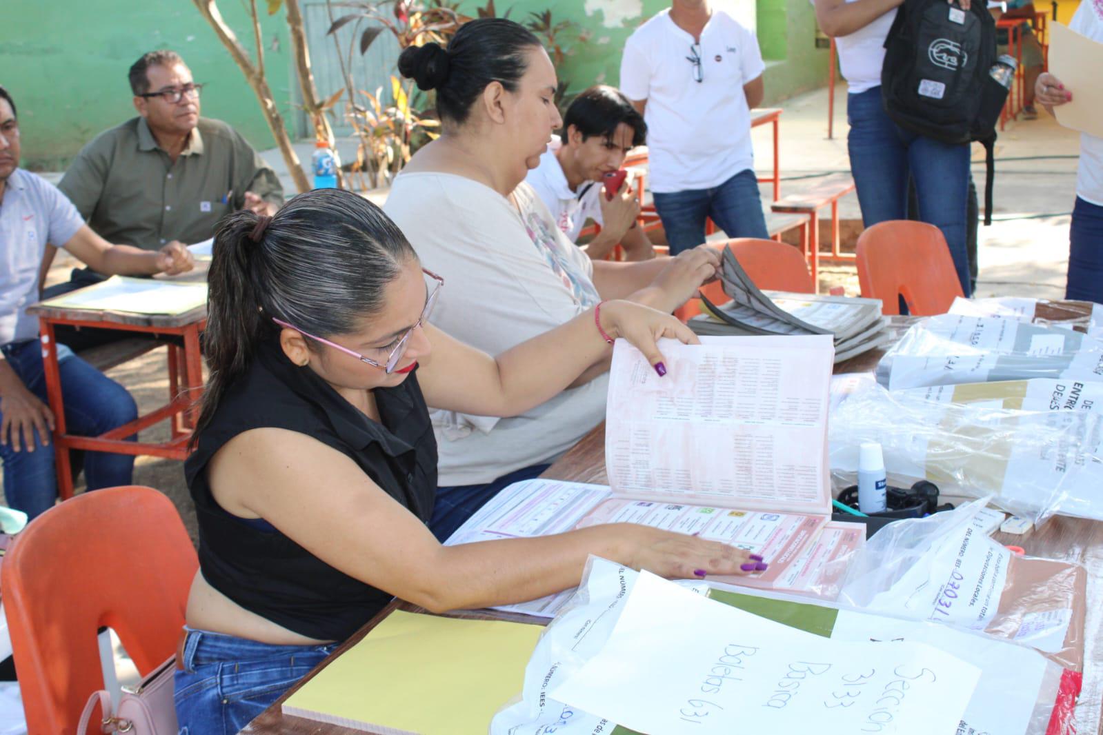 $!Buscan ciudadanos ‘ganarle’ al sol y salen a votar en Rosario