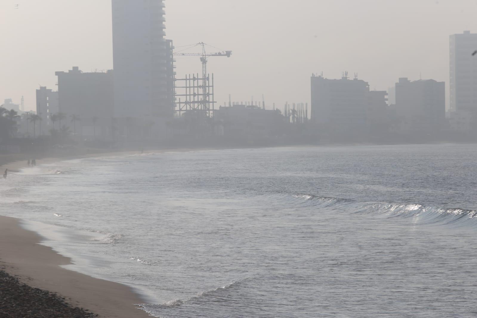 $!En pleno diciembre y cerca del invierno, Mazatlán registra calor de hasta 31°C y neblina