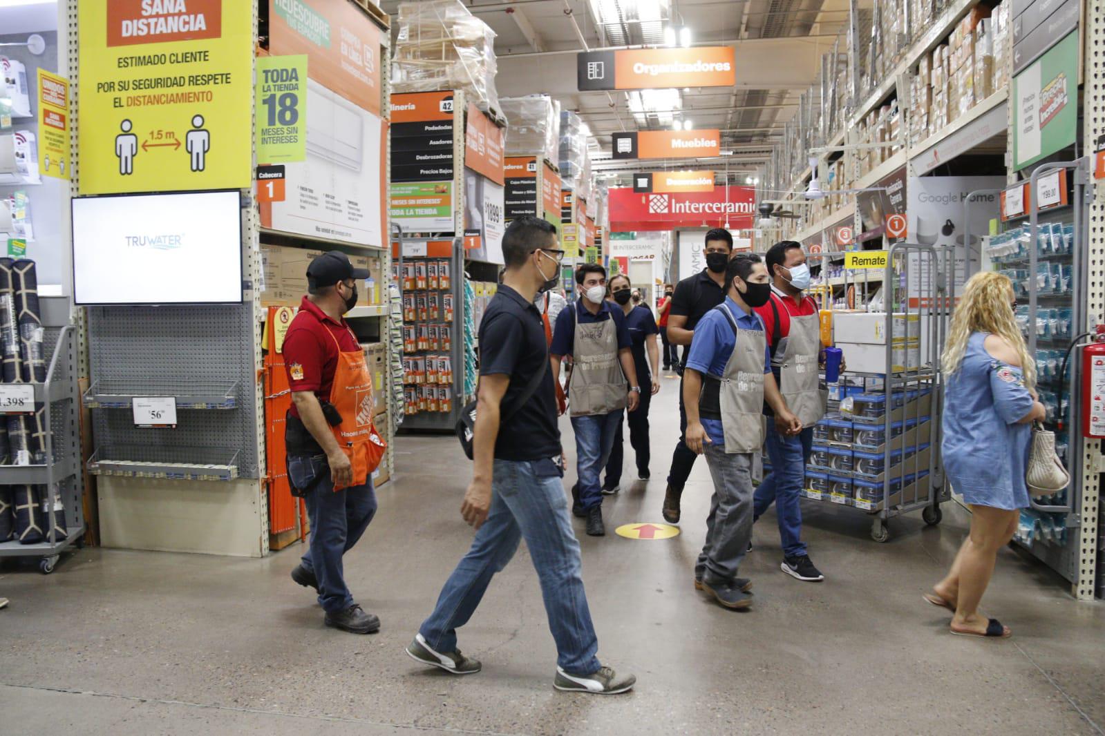 $!Personas que se encontraban en la tienda departamental atendieron el llamado del simulacro.