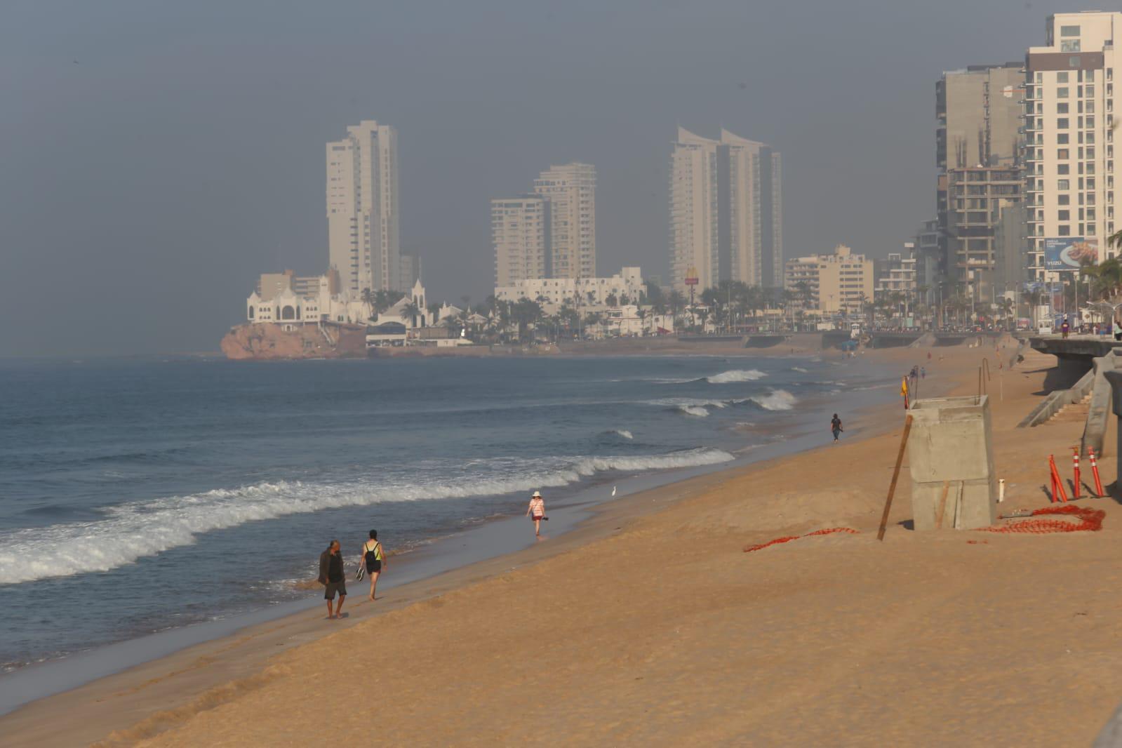 $!En pleno diciembre y cerca del invierno, Mazatlán registra calor de hasta 31°C y neblina